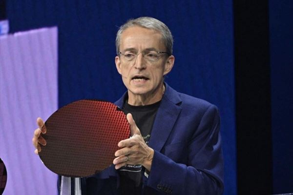 Pat Gelsinger mostra un wafer Intel 20A (credits: Intel)