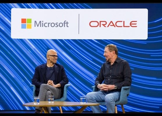 Satya Nadella, Ceo di Microsoft, e Larry Ellison, presidente e Cto di Oracle