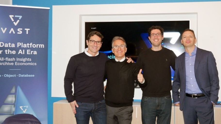 Il management team di Vast Data Italia con, secondo da destra, il co-fondatore Renan Hallak