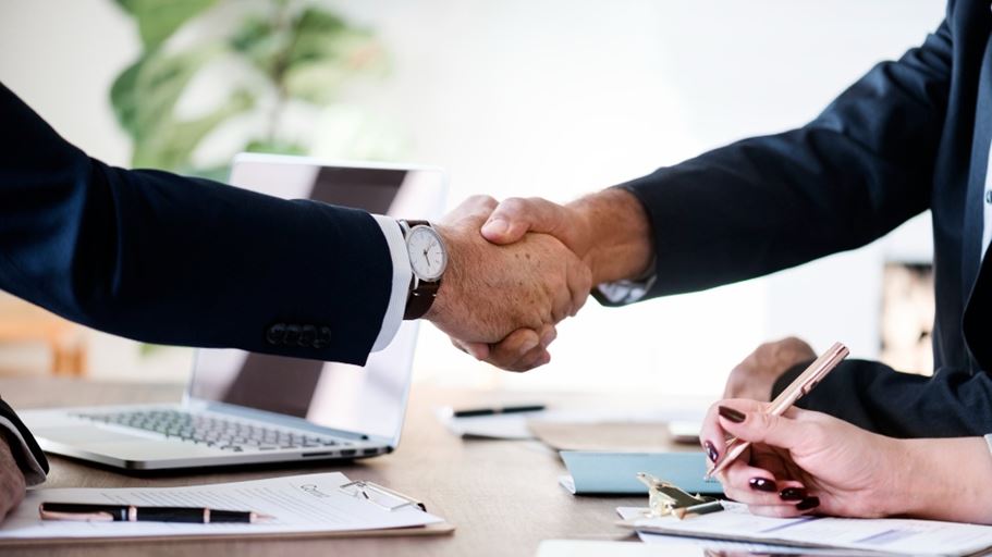 Immagine di rawpixel da Freepik https://www.freepik.com/free-photo/business-people-shaking-hands-together_2975988.htm#fromView=search&page=1&position=2&uuid=9b0dc903-a9f9-453d-be7d-e5c4cb2335b1
