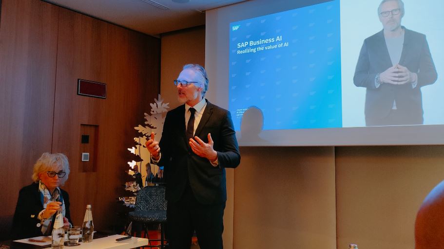 Jesper Schleimann, chief AI officer di Sap Emea. Sullo sfondo Carla Masperi, presidente e amministratore delegato di Sap Italia