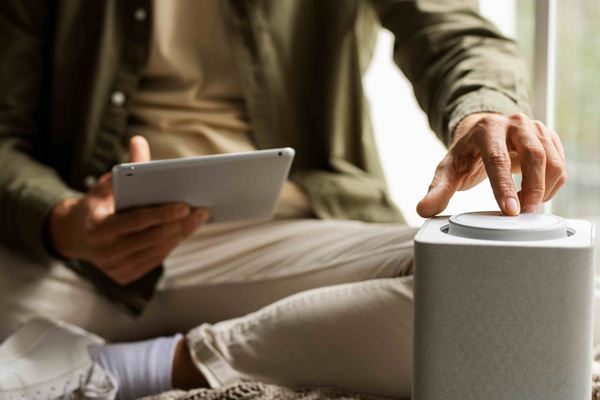 Immagine di <a href="https://it.freepik.com/foto-gratuito/uomo-che-tiene-la-vista-frontale-del-tablet_34653859.htm#query=smart%20speaker&position=2&from_view=search&track=ais&uuid=2efc784d-eee2-4543-a171-b1976e269166">Freepik</a>