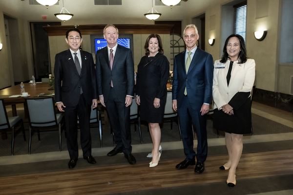 Da sinistra: Fumio Kishida, primo ministro giapponese; Brad Smith, vice chair e presidente di Microsoft; Suzanne P. Clark, presidente e Ceo della Camera di Commercio Usa; Rahm Emanuel, ambasciatore Usa in Giappone; Miki Tsusaka, presidente di Microsoft Japan.