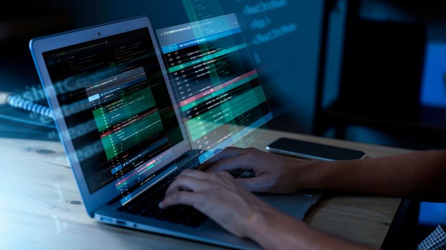 <a href="https://it.freepik.com/foto-gratuito/sfondo-di-programmazione-con-persona-che-lavora-con-i-codici-sul-computer_38669443.htm#fromView=search&page=1&position=37&uuid=660a5cc8-3a5b-4c4c-999f-848d8408857e">Immagine di freepik</a>