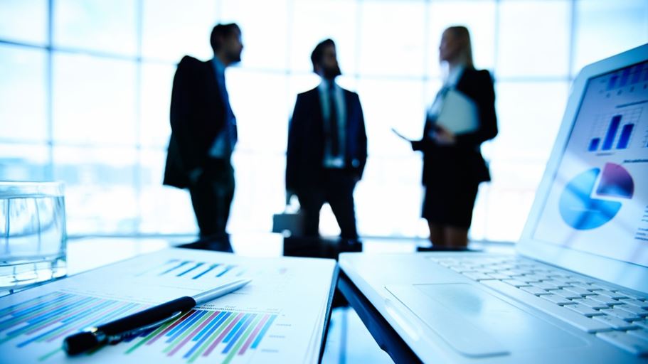Immagine di Freepik https://www.freepik.com/free-photo/close-up-financial-report-with-businesspeople-background_863264.htm#fromView=search&page=1&position=0&uuid=ad5e8670-3002-4732-9f77-74d74778e3fa