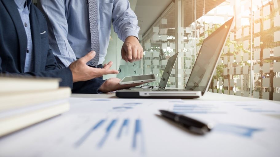 <a href="https://it.freepik.com/foto-gratuito/consulente-aziendale-che-analizza-dati-finanziari-che-indicano-il-progresso-nel-lavoro-della-societa_1202220.htm#fromView=search&page=1&position=35&uuid=35ecc09c-18de-449b-8df7-fa1ae90b19f0">Immagine di snowing su Freepik</a>