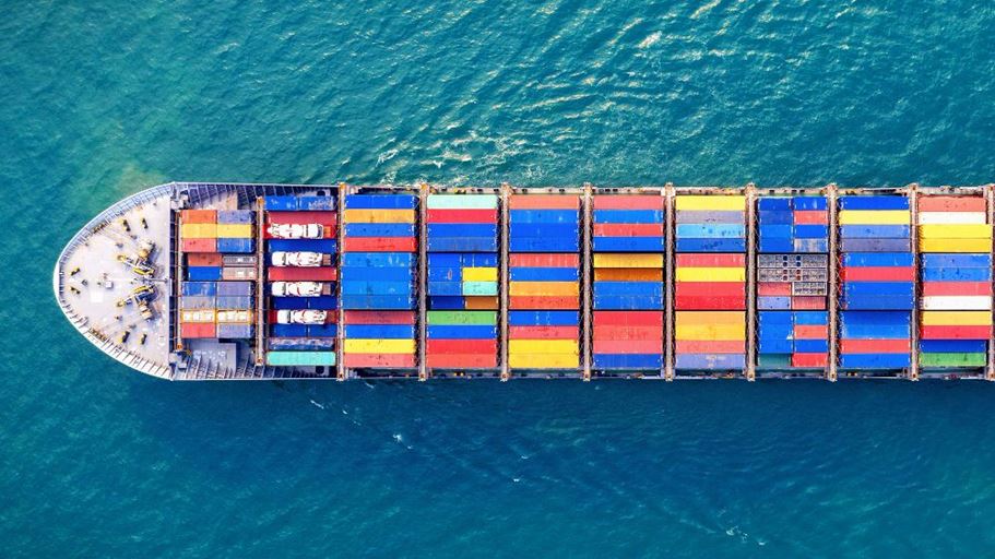 <a href="https://it.freepik.com/foto-gratuito/vista-aerea-della-nave-da-carico-portacontainer-in-mare_13180310.htm#fromView=search&page=1&position=4&uuid=2d8cd14c-2750-47de-88a4-128f01365364">Immagine di tawatchai07 su Freepik</a>
