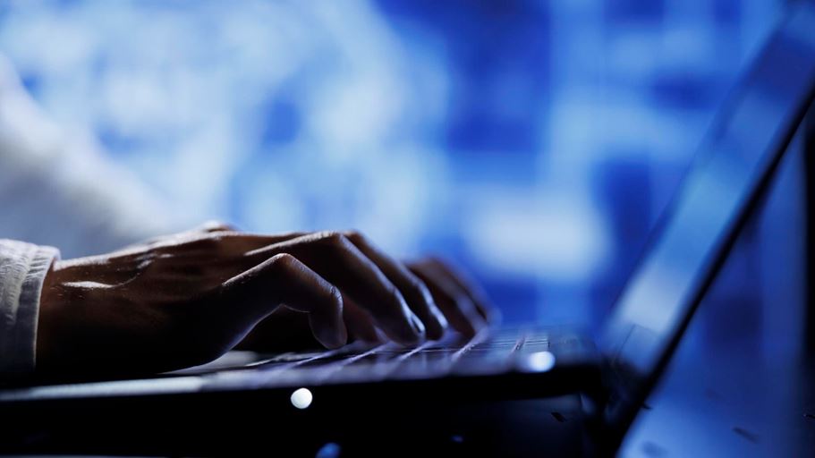 <a href="https://it.freepik.com/foto-gratuito/operatore-di-computer-che-utilizza-un-laptop-per-mantenere-le-reti-neurali-di-intelligenza-artificiale-che-simulano-i-processi-di-pensiero-umano-in-un-modello-computerizzato-supporto-tecnico-che-effettua-controlli-sui-sistemi-di-intelligenza-artificiale-da-vicino_77149744.htm#fromView=search&page=1&position=7&uuid=636bfd68-ae0f-4545-8967-c09b04baf942">Immagine di DC Studio su Freepik</a>