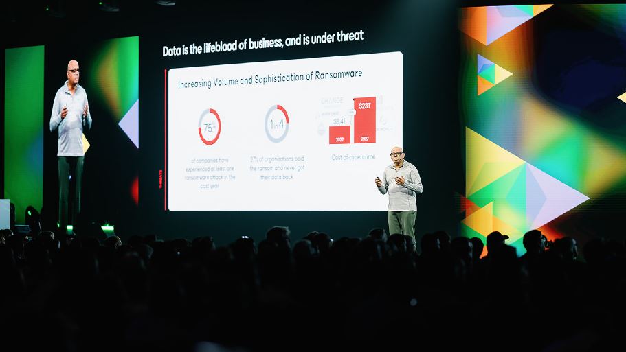 Un momento del VeeamOn 2024 con il Ceo Anand Eswaran