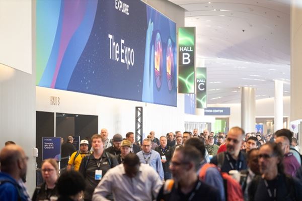 Il pubblico all'esterno del VMware Explore 2024