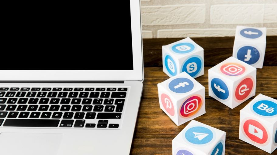 <a href="https://www.freepik.com/free-photo/laptop-near-boxes-social-application-icons-table_2593263.htm#fromView=search&page=1&position=40&uuid=4878d6c7-9421-4ee4-8367-30efe5a29161&query=facebook+privacy">Image by freepik</a>