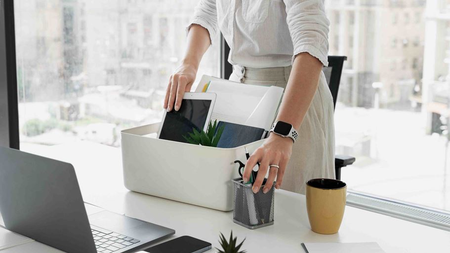 <a href="https://www.freepik.com/free-photo/side-view-woman-packing-desk-items_28476785.htm">Image by freepik</a>