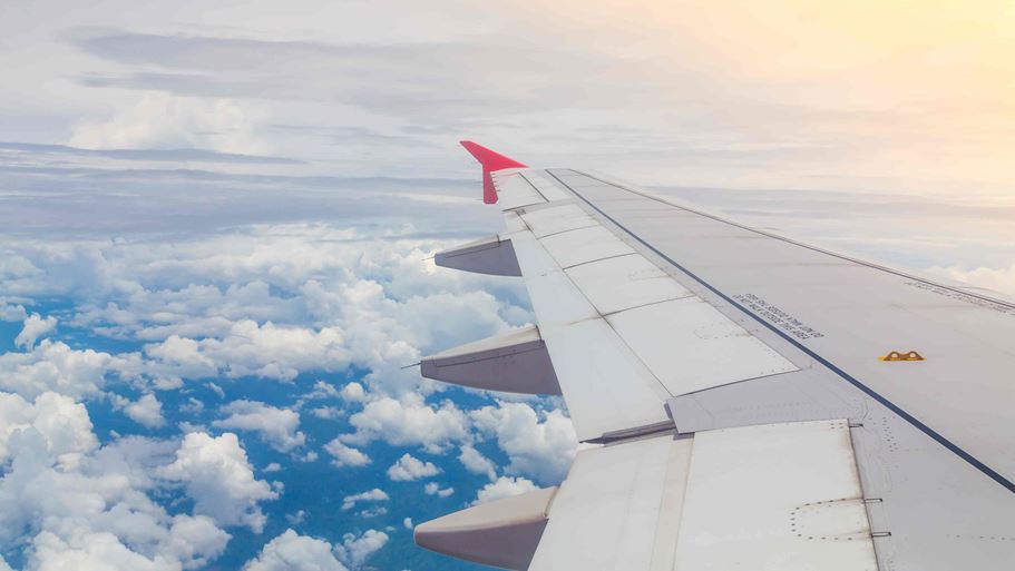 <a href="https://it.freepik.com/foto-gratuito/aereo-che-vola-sopra-le-nuvole_989070.htm#fromView=search&page=1&position=4&uuid=eaffc5fe-c19f-401d-a509-149d38bb1af1&query=air+flight">Immagine di jannoon028 su Freepik</a>