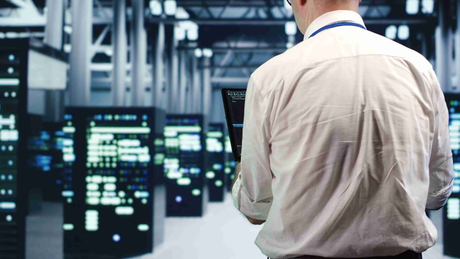 <a href="https://it.freepik.com/foto-gratuito/riparatore-che-esegue-il-codice-nel-data-center_197583746.htm#fromView=search&page=1&position=0&uuid=0469ea0c-ccd0-435f-a7ab-45993e3df966&query=data+center">Immagine di DC Studio su Freepik</a>