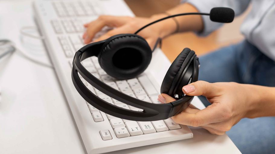 <a href="https://it.freepik.com/foto-gratuito/donna-che-lavora-in-un-call-center-con-un-paio-di-cuffie_22196576.htm#fromView=search&page=1&position=20&uuid=458d0408-e5d0-4cb5-938e-be1a24f1dfde&query=contact+center">Immagine di freepik</a>