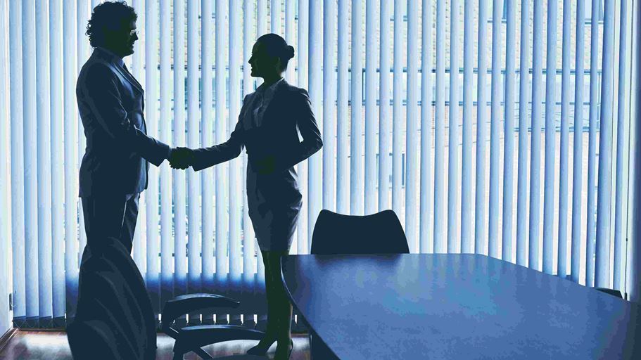 <a href="https://it.freepik.com/foto-gratuito/negoziare-con-un-nuovo-dipendente_854911.htm">Immagine di pressfoto su Freepik</a>