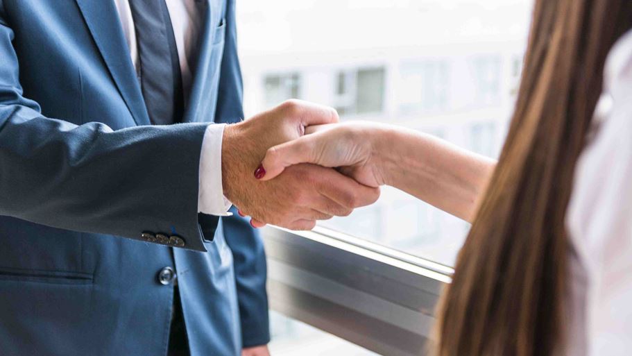 <a href="https://www.freepik.com/free-photo/close-up-businesswoman-businessman-shaking-hands_3156858.htm">Image by freepik</a>