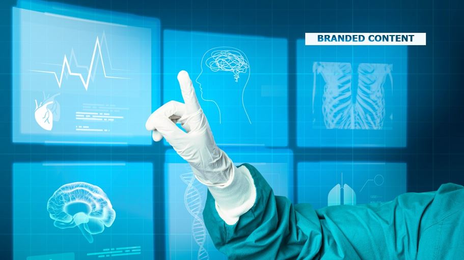 <a href="https://it.freepik.com/foto-gratuito/mano-in-guanto-medico-che-indica-la-tecnologia-medica-sullo-schermo-virtuale_15606707.htm">Immagine di rawpixel.com su Freepik</a>