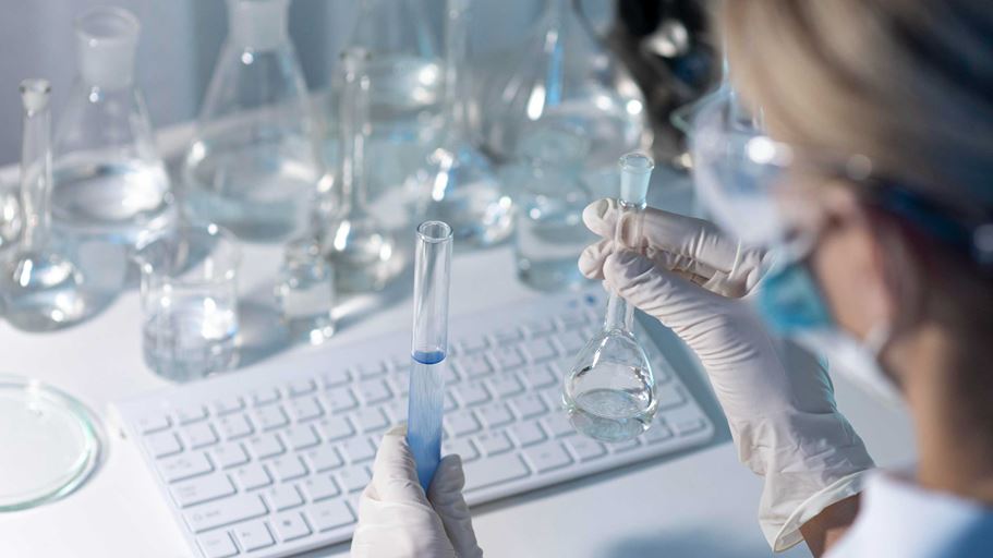 <a href="https://it.freepik.com/foto-gratuito/ricercatore-femminile-del-primo-piano-che-tiene-la-cristalleria_11630646.htm">Immagine di freepik</a>