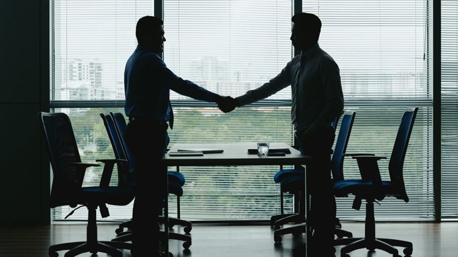<a href="https://www.freepik.com/free-photo/side-view-silhouettes-two-unrecognizable-men-shaking-hands-office_5699237.htm#fromView=search&page=1&position=17&uuid=3bead513-10db-4a05-86be-1c4d051e3025&query=business+deal">Image by pressfoto on Freepik</a>