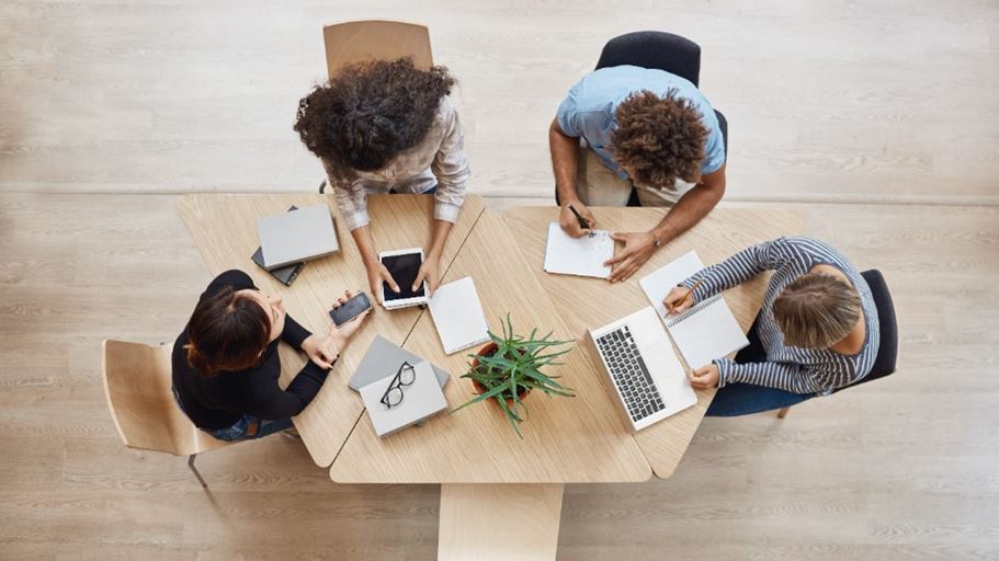 <a href="https://it.freepik.com/foto-gratuito/vista-dall-alto-concetto-di-business-avvio-lavoro-di-squadra-partner-di-avvio-seduti-nello-spazio-di-coworking-parlando-del-progetto-futuro-guardando-attraverso-esempi-di-lavoro-su-laptop-e-tablet-digitale_8357226.htm#fromView=search&page=1&position=6&uuid=3f7926c7-0aa6-4004-b72f-827947341145&query=workplace">Immagine di cookie_studio su Freepik</a>