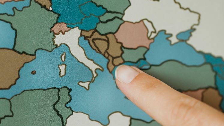 <a href="https://it.freepik.com/foto-gratuito/persona-che-punta-all-europa-sulla-mappa_11054328.htm#fromView=search&page=1&position=35&uuid=5d36bdf7-673d-4ee5-a526-df8b389ef28c&query=italy+digital">Immagine di freepik</a>