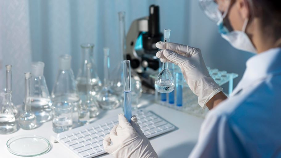 <a href="https://www.freepik.com/free-photo/close-up-researcher-holding-glassware_11630658.htm#fromView=search&page=1&position=3&uuid=03ec7ffb-3da6-4788-8f21-2e4c71d8ef7f&query=scientific+research">Image by freepik</a>