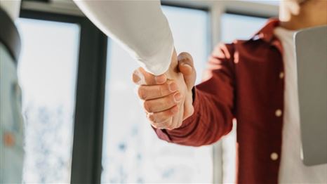  <a href="https://www.freepik.com/free-photo/close-up-business-people-hand-shake_12162257.htm#fromView=search&page=1&position=45&uuid=483d71b2-b79e-4463-a6a2-475d9abf2b30&query=business+deal">Image by freepik</a>