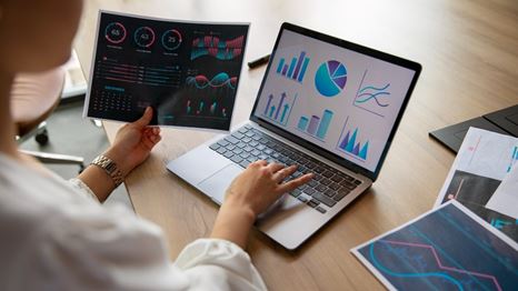 <a href="https://www.freepik.com/free-photo/office-workers-using-finance-graphs_42621736.htm#fromView=search&page=1&position=12&uuid=0ccb6c39-0f83-43f7-a762-f9d3e49c8834&query=visual+analytics">Image by freepik</a>