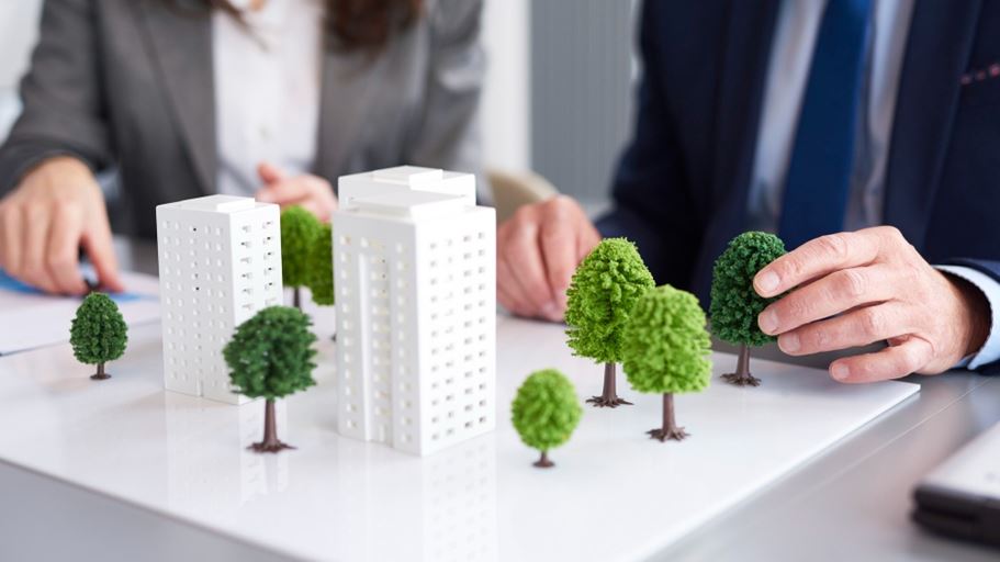 <a href="https://it.freepik.com/foto-gratuito/fotografia-di-un-modello-architettonico-sul-tavolo-dell-ufficio_17290070.htm#fromView=search&page=1&position=23&uuid=76c47489-b271-46bc-8826-f7e7f6e4790b&query=green+company">Immagine di gpointstudio su Freepik</a>