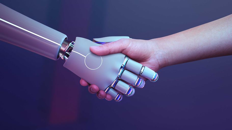 <a href="https://it.freepik.com/foto-gratuito/priorita-bassa-umana-stretta-di-mano-del-robot-era-digitale-futuristica_17850426.htm#fromView=search&page=1&position=2&uuid=480ecc45-efda-4c8b-b4ff-3ccc8125829e&query=artificial+intelligence">Immagine di rawpixel.com su Freepik</a>