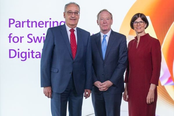 Da sinistra, Guy Parmelin (ministro svizzero dell’Economia, dell’Istruzione e della Ricerca), Brad Smith (vice chair and president di Microsoft) e Catrin Hinkel (Ceo di Microsoft Svizzera).