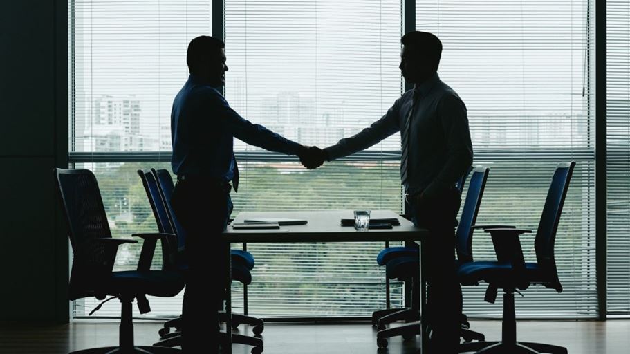 <a href="https://www.freepik.com/free-photo/side-view-silhouettes-two-unrecognizable-men-shaking-hands-office_5699237.htm#fromView=search&page=1&position=25&uuid=2eb5014b-5674-4ebe-adab-4e491e3d2a3e&query=business+deal">Image by pressfoto on Freepik</a>