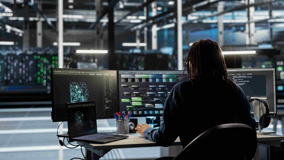 <a href="https://it.freepik.com/foto-gratuito/l-ingegnere-del-data-center-utilizza-la-programmazione-visiva-ai-per-supervisionare-le-attivita-automatizzate_418613845.htm#fromView=search&page=1&position=21&uuid=4a5148b3-760c-449a-8218-67cc37c130a4&query=security+operations+center">Immagine di DC Studio su Freepik</a>