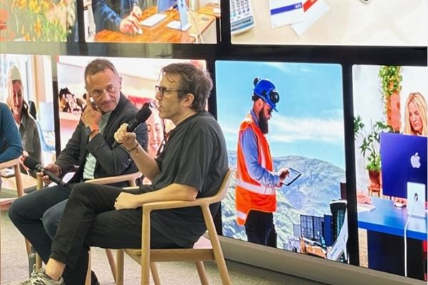 Da sinistra, Eugenio Stucchi, partner studio notarile Pini e Stucchi, e Daniel Beckerman, fondatore e presidente di Retrosuperfuture (Immagine: Apple)