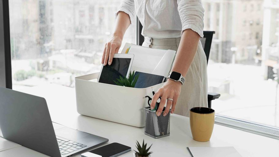 <a href="https://it.freepik.com/foto-gratuito/articoli-da-scrivania-per-imballaggio-donna-vista-laterale_28476785.htm">Immagine di freepik</a>