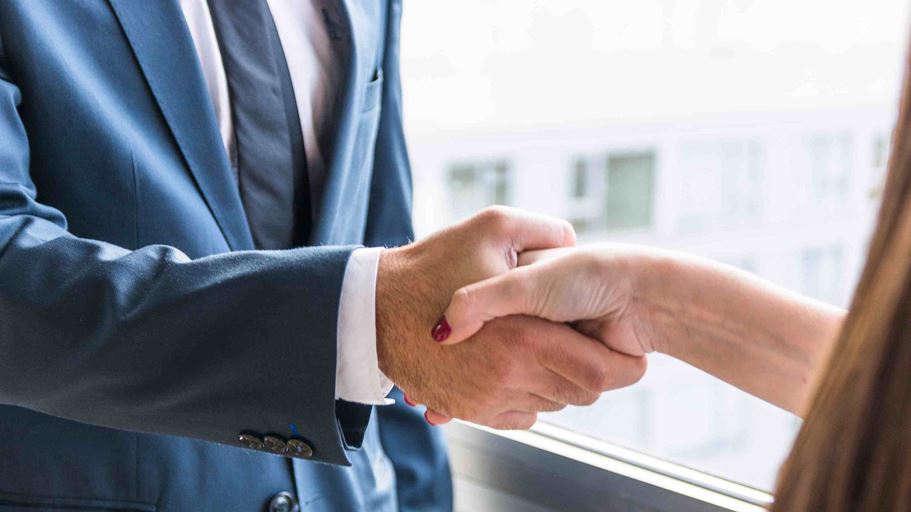 <a href="https://it.freepik.com/foto-gratuito/primo-piano-della-donna-di-affari-e-dell-uomo-d-affari-che-agitano-le-mani_3156858.htm">Immagine di freepik</a>