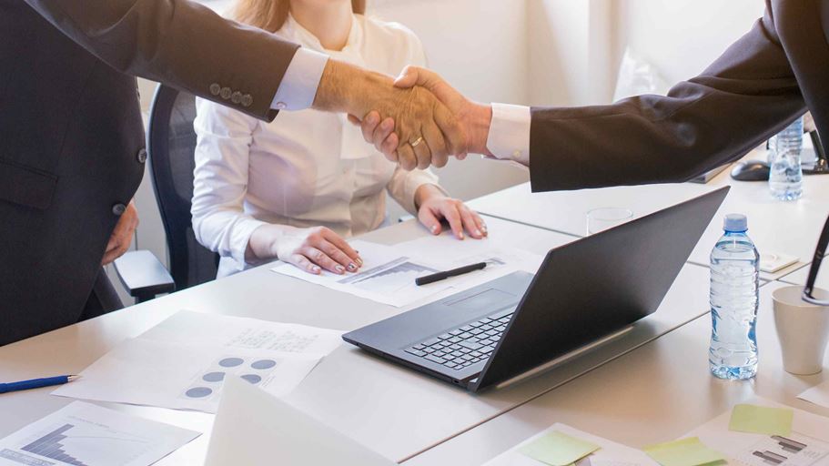 <a href="https://it.freepik.com/foto-gratuito/donna-sorridente-che-guarda-due-uomini-d-affari-anziani-che-si-stringono-la-mano_3334392.htm">Immagine di freepik</a>