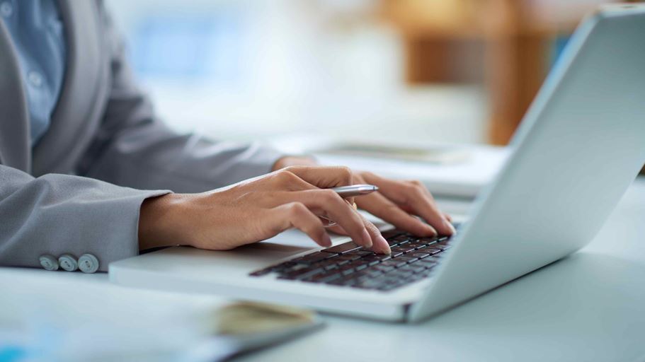 <a href="https://www.freepik.com/free-photo/working-laptop_5633682.htm">Image by pressfoto on Freepik</a>