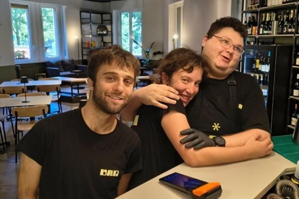 Da sinistra: Alessandro Luciani, gestore di Bar Bip, e due collaboratori