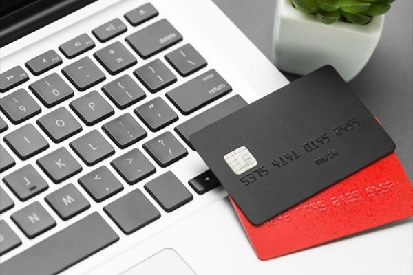 <a href="https://www.magnific.com/free-photo/high-view-laptop-black-red-shopping-cards_10101778.htm">Image by magnific</a>