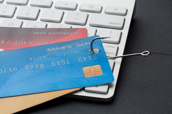 <a href="https://www.magnific.com/free-photo/high-angle-keyboard-with-credit-cards-hook-phishing_8725504.htm">Image by magnific</a>