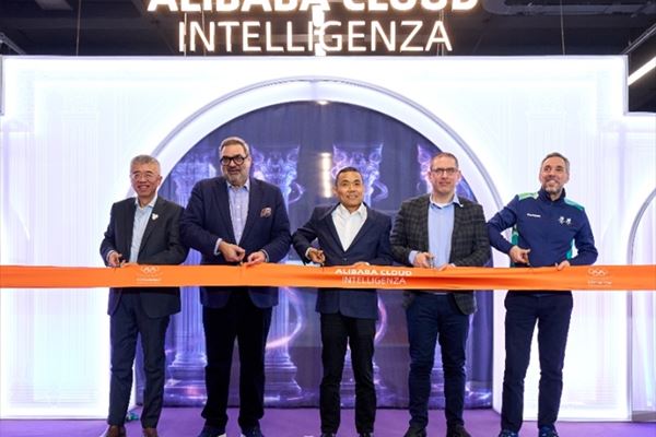 Da sinistra: Leon Xie, general manager Olympic Business di Alibaba Group; Yiannis Exarchos, Ceo di Olympic Broadcasting Services; Feifei Li, Senior VP Alibaba Cloud Intelligence Group e president of International Business; Ilario Corna, Chief Technology and Information Officer del Comitato Olimpico Internazionale; Andrea Varnier, Ceo di Milano Cortina 2026