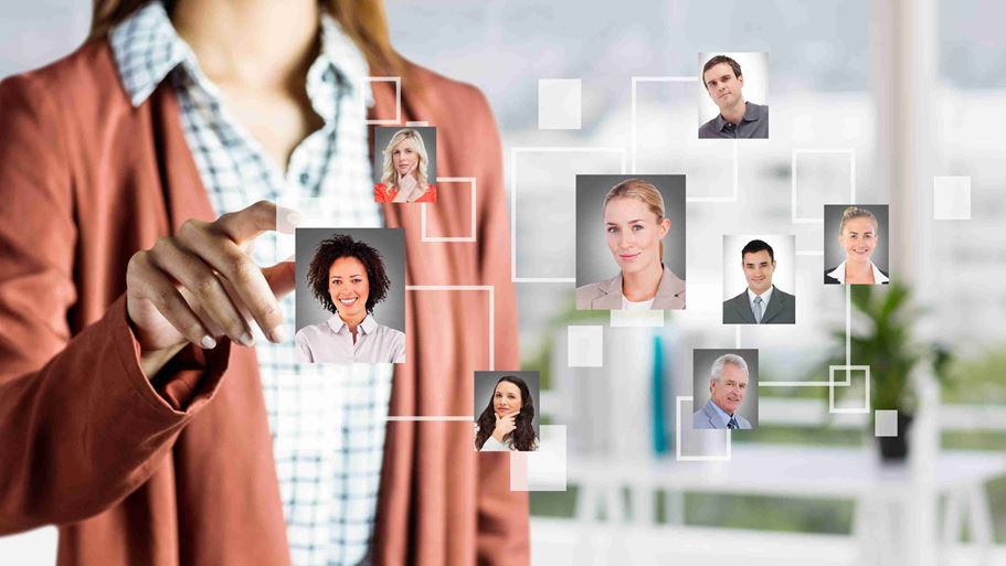 <a href="https://www.freepik.com/free-photo/woman-selecting-pictures-people_961251.htm">Image by creativeart on Freepik</a>