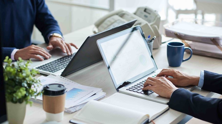 <a href="https://www.freepik.com/free-photo/side-view-cropped-unrecognizable-business-people-working-common-desk_5839469.htm">Image by pressfoto on Freepik</a>