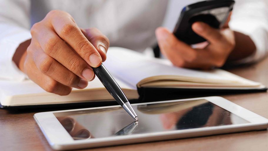 <a href="https://www.magnific.com/free-photo/closeup-person-pointing-pen-tablet-computer-screen_3077814.htm">Image by katemangostar on Magnific</a>