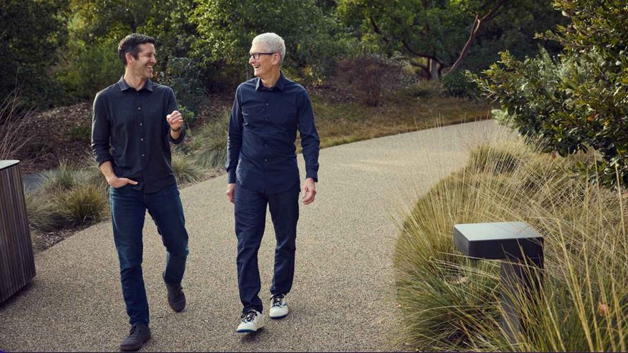 John Ternus e Tim Cook, nuovo Ceo e Ceo uscente di Apple (Immagine: Apple)