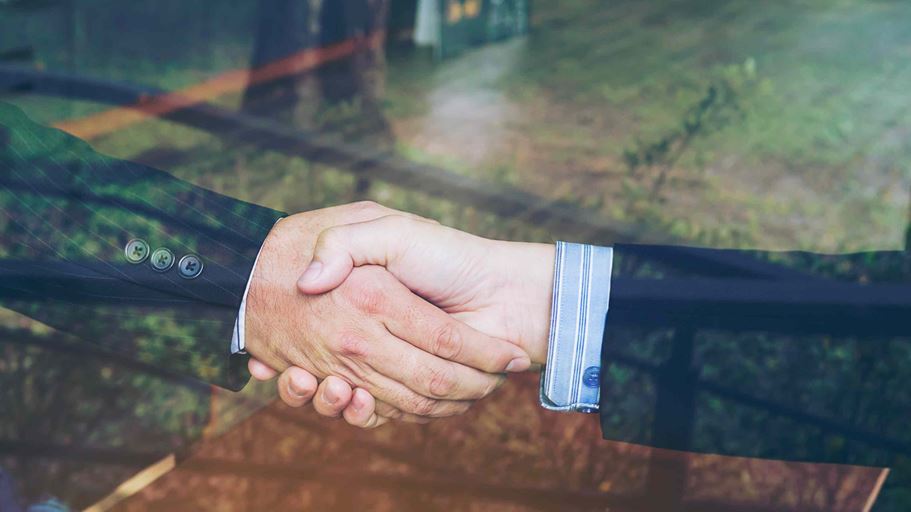 <a href="https://it.freepik.com/foto-gratuito/una-mano-di-scossa-di-due-uomini-d-affari-in-caffetteria_3805682.htm">Immagine di jcomp su Freepik</a>