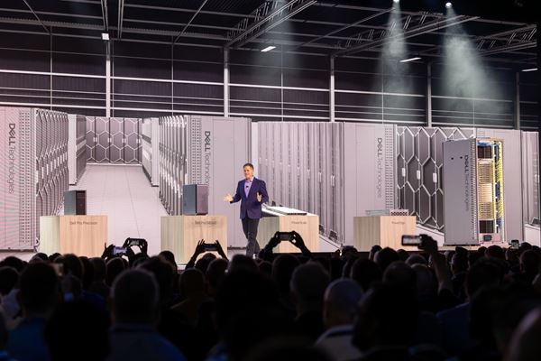 Michael Dell passeggia sul palco tra i nuovi server