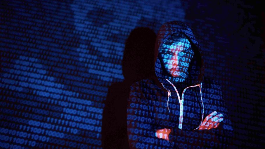 <a href="https://www.magnific.com/it/foto-gratuito/attacco-informatico-con-hacker-incappucciato-irriconoscibile-utilizzando-la-realta-virtuale-effetto-glitch-digitale_10139159.htm">Immagine di standret su Magnific</a>